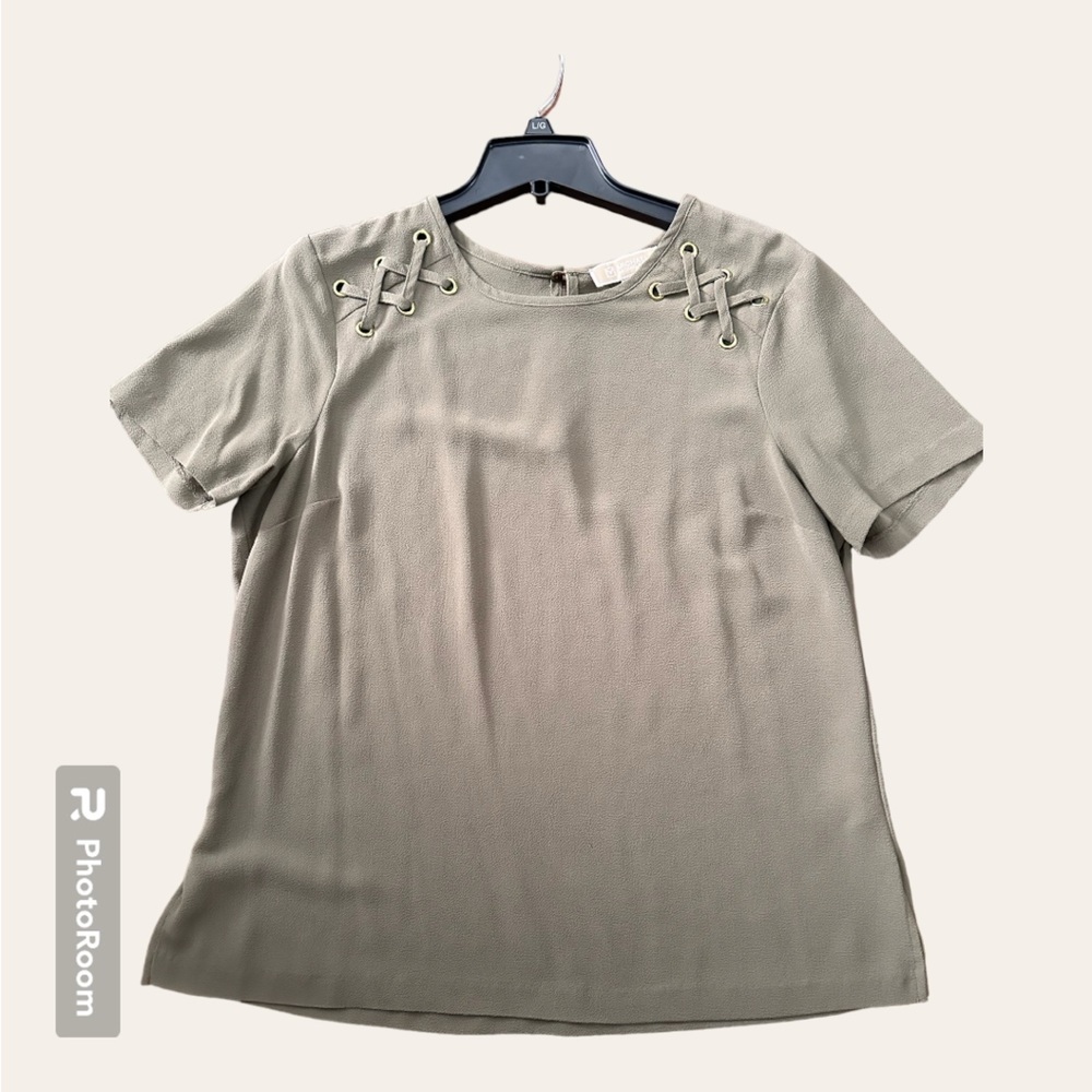 MICHEAL KORS T-SHIRT. Size Large